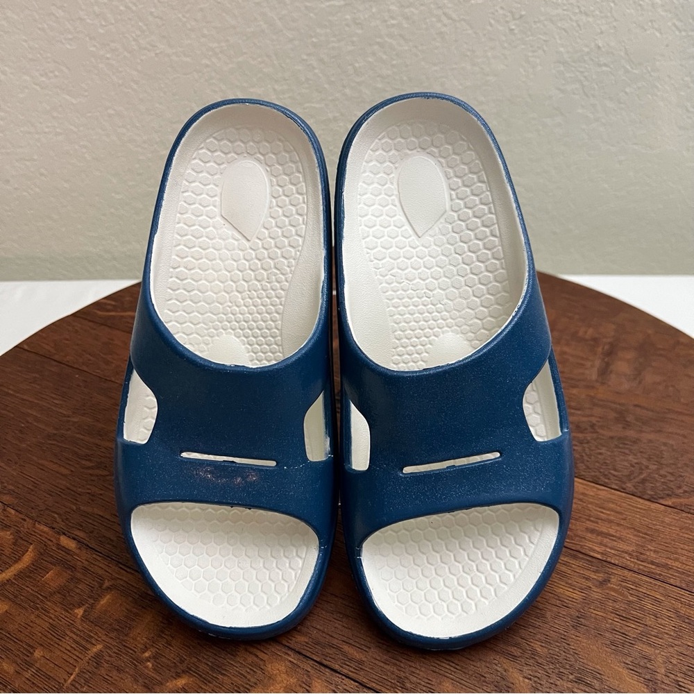 Spenco flip flop 🩴 size 7 fits more like a 6.5 Incredibly comfortable.